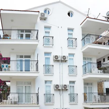 Tugce Kas